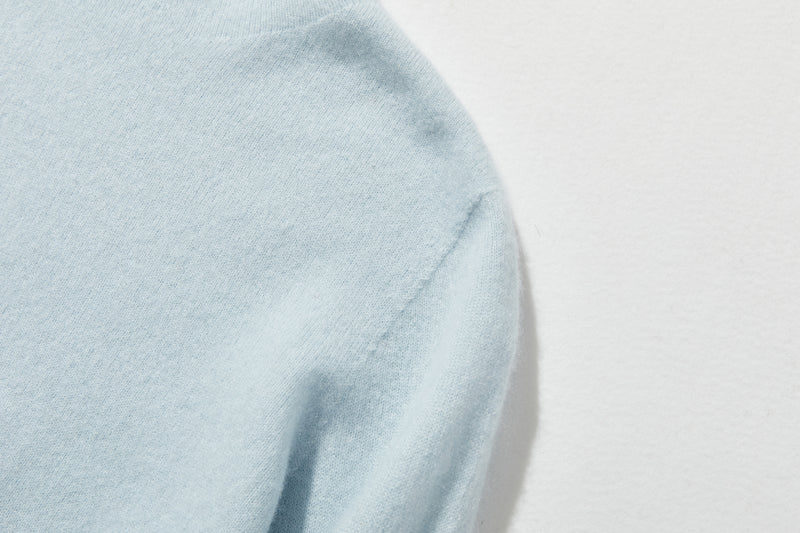 The ultimate comfort born from soft fibers. 100% cashmere high-neck knit 231109