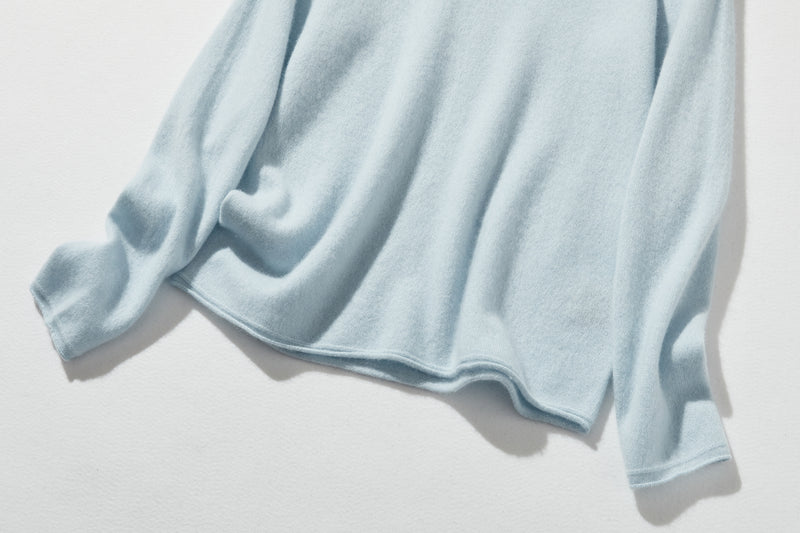 The ultimate comfort born from soft fibers. 100% cashmere high-neck knit 231109