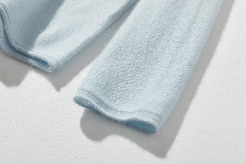 The ultimate comfort born from soft fibers. 100% cashmere high-neck knit 231109