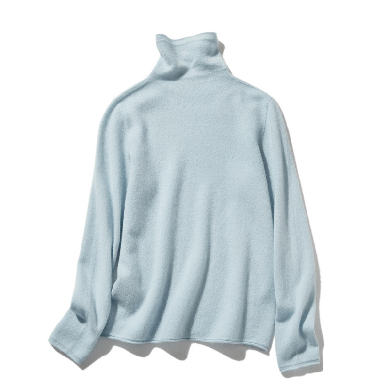 The ultimate comfort born from soft fibers. 100% cashmere high-neck knit 231109