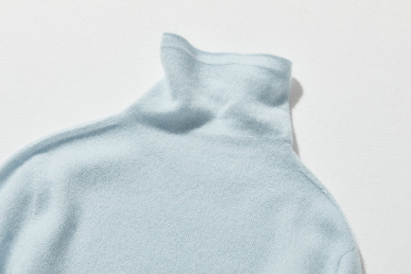 The ultimate comfort born from soft fibers. 100% cashmere high-neck knit 231109