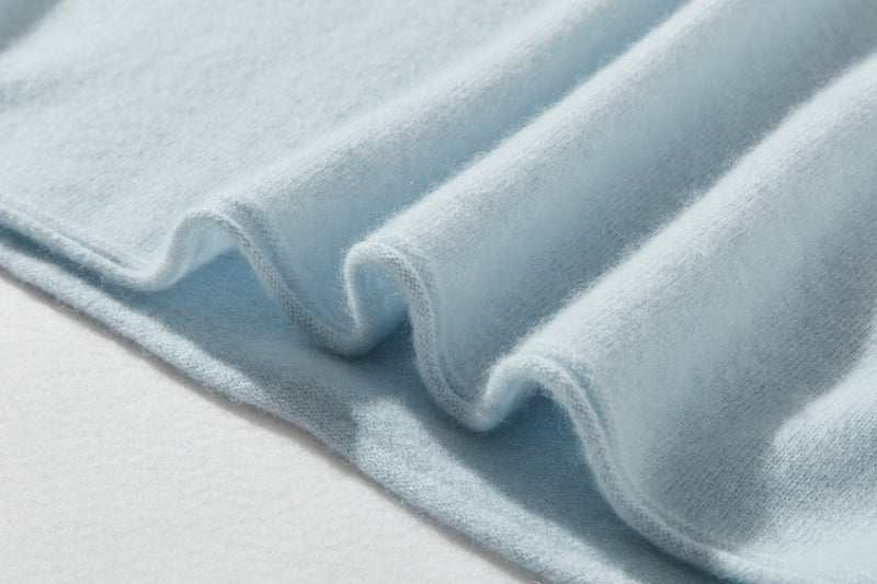 The ultimate comfort born from soft fibers. 100% cashmere high-neck knit 231109