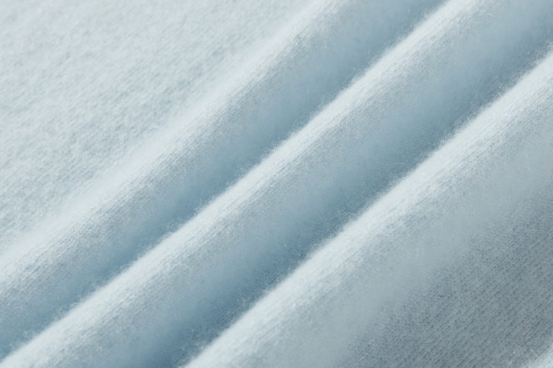 The ultimate comfort born from soft fibers. 100% cashmere high-neck knit 231109