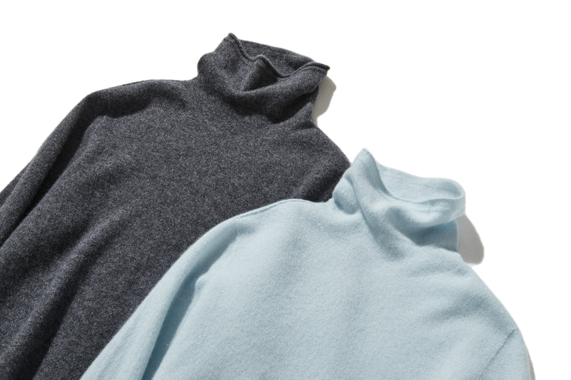 The ultimate comfort born from soft fibers. 100% cashmere high-neck knit 231109