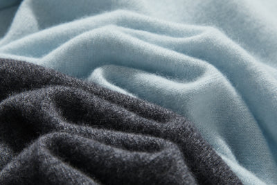 The ultimate comfort born from soft fibers. 100% cashmere high-neck knit 231109