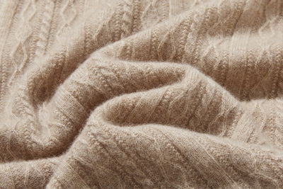 冬の定番に、立体アラン模様の美しい一品　カシミヤとウールのハイネックニット　セーター　251122