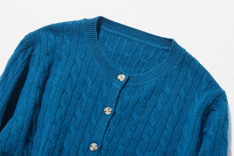 時代を超えて愛されるケーブル編みカーディガン　ウール100％カーディガン ウールニット　251121