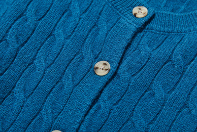 時代を超えて愛されるケーブル編みカーディガン　ウール100％カーディガン ウールニット　251121