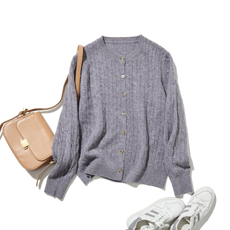 時代を超えて愛されるケーブル編みカーディガン　ウール100％カーディガン ウールニット　251121