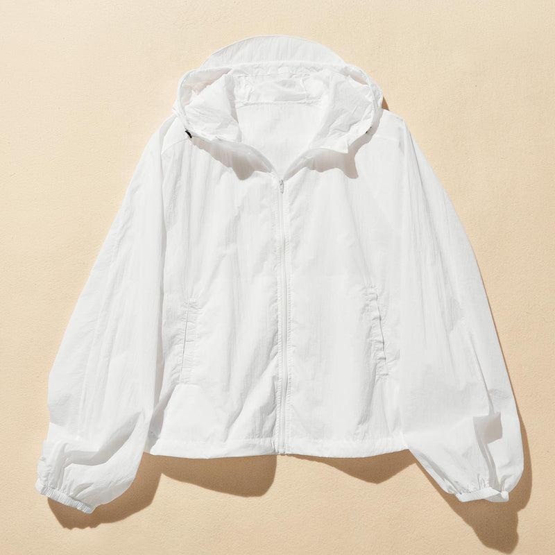 功能性強的防紫外線連帽衫，採用防紫外線和透氣冷卻材料。