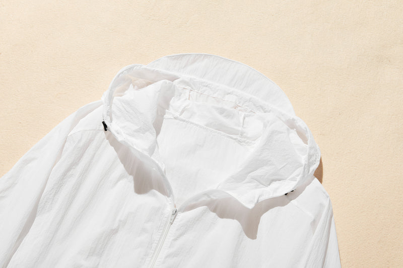 功能性強的防紫外線連帽衫，採用防紫外線和透氣冷卻材料。