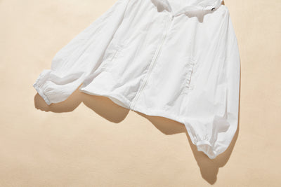 功能性強的防紫外線連帽衫，採用防紫外線和透氣冷卻材料。