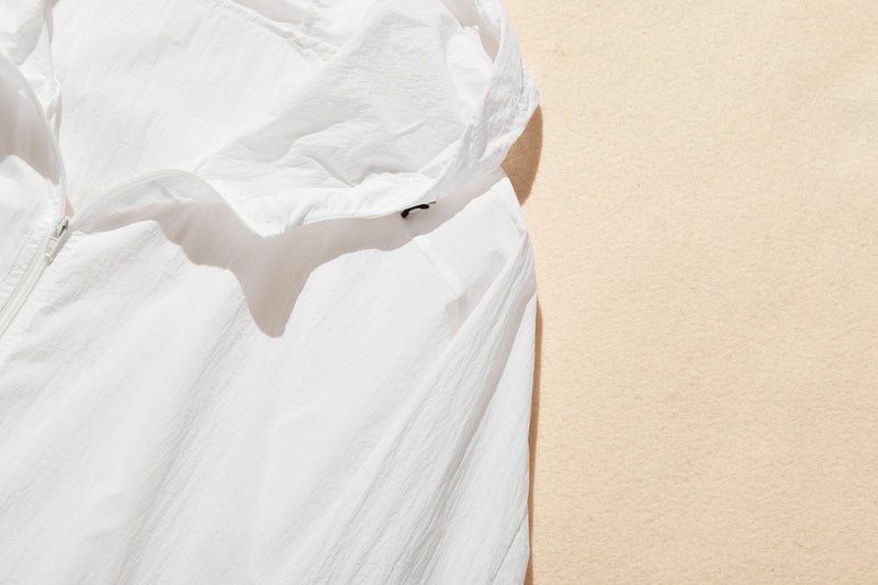 功能性強的防紫外線連帽衫，採用防紫外線和透氣冷卻材料。