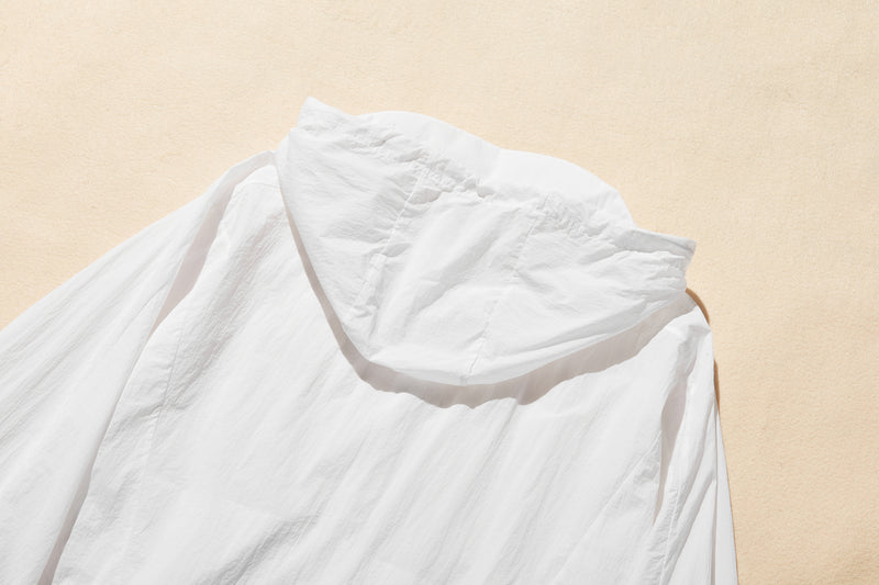 功能性強的防紫外線連帽衫，採用防紫外線和透氣冷卻材料。