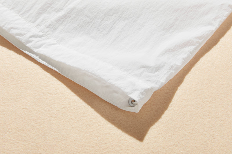 功能性強的防紫外線連帽衫，採用防紫外線和透氣冷卻材料。