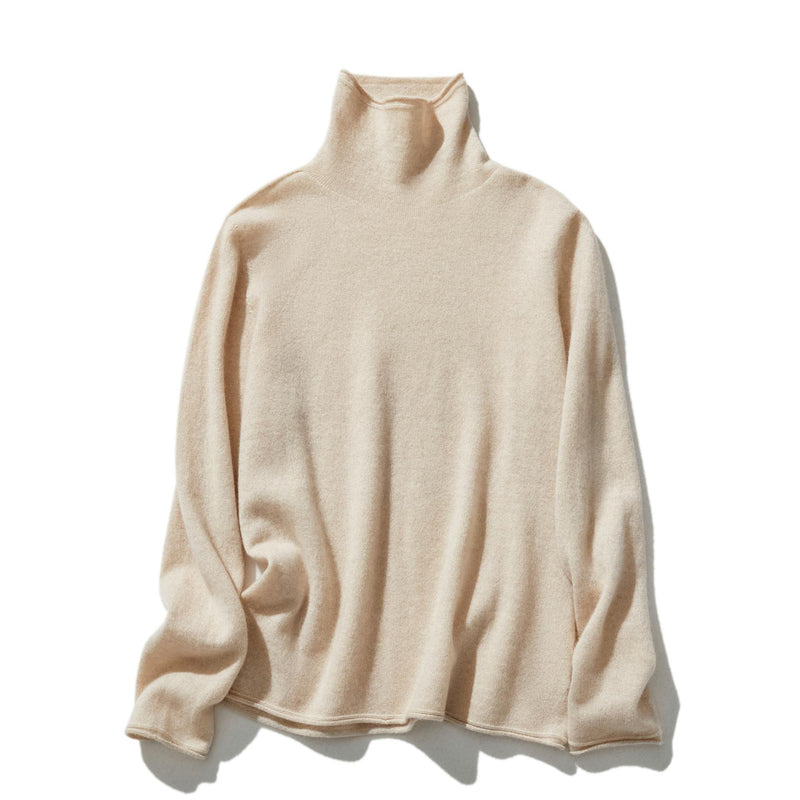 The ultimate comfort born from soft fibers. 100% cashmere high-neck knit 231109