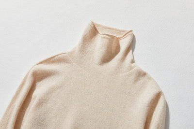 The ultimate comfort born from soft fibers. 100% cashmere high-neck knit 231109