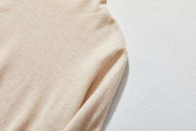 The ultimate comfort born from soft fibers. 100% cashmere high-neck knit 231109