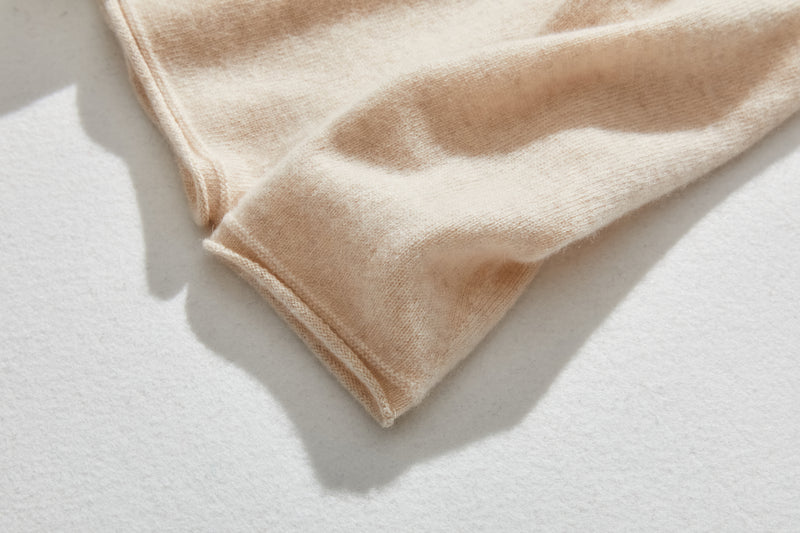 The ultimate comfort born from soft fibers. 100% cashmere high-neck knit 231109