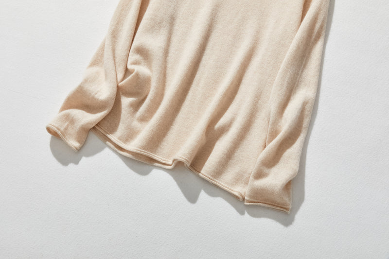 The ultimate comfort born from soft fibers. 100% cashmere high-neck knit 231109