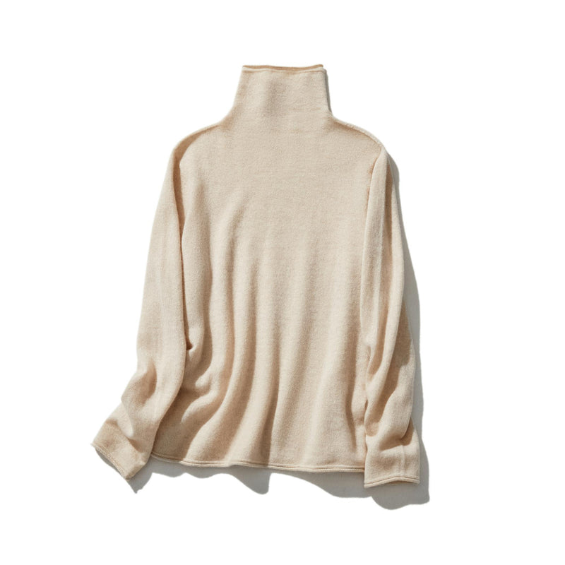 The ultimate comfort born from soft fibers. 100% cashmere high-neck knit 231109