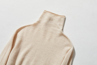 The ultimate comfort born from soft fibers. 100% cashmere high-neck knit 231109