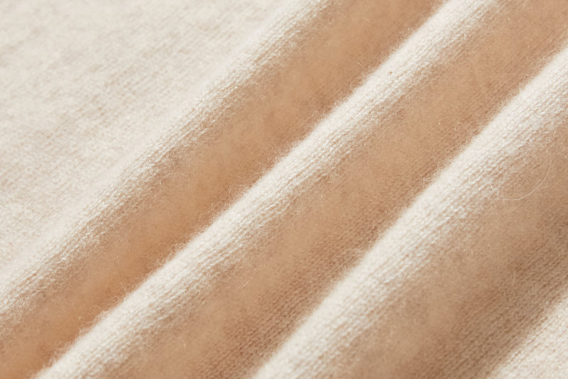 The ultimate comfort born from soft fibers. 100% cashmere high-neck knit 231109