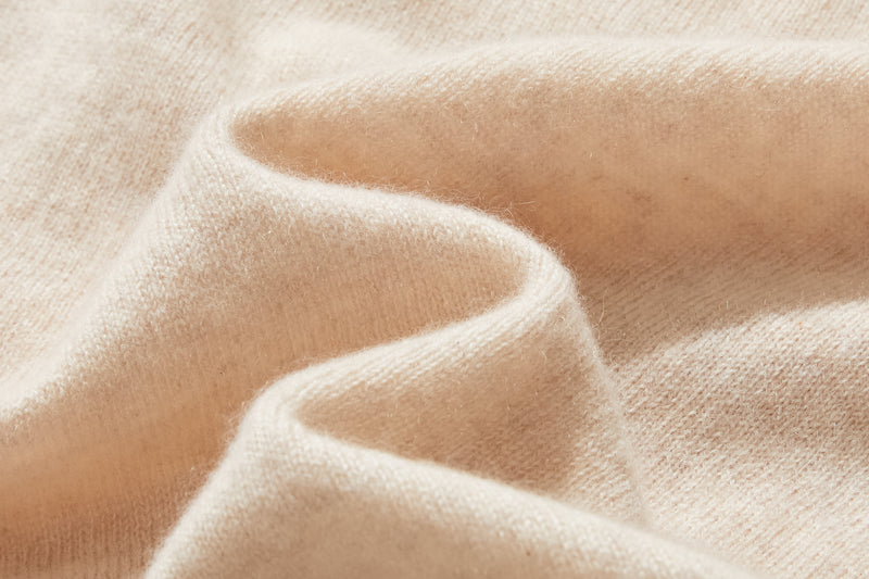 The ultimate comfort born from soft fibers. 100% cashmere high-neck knit 231109