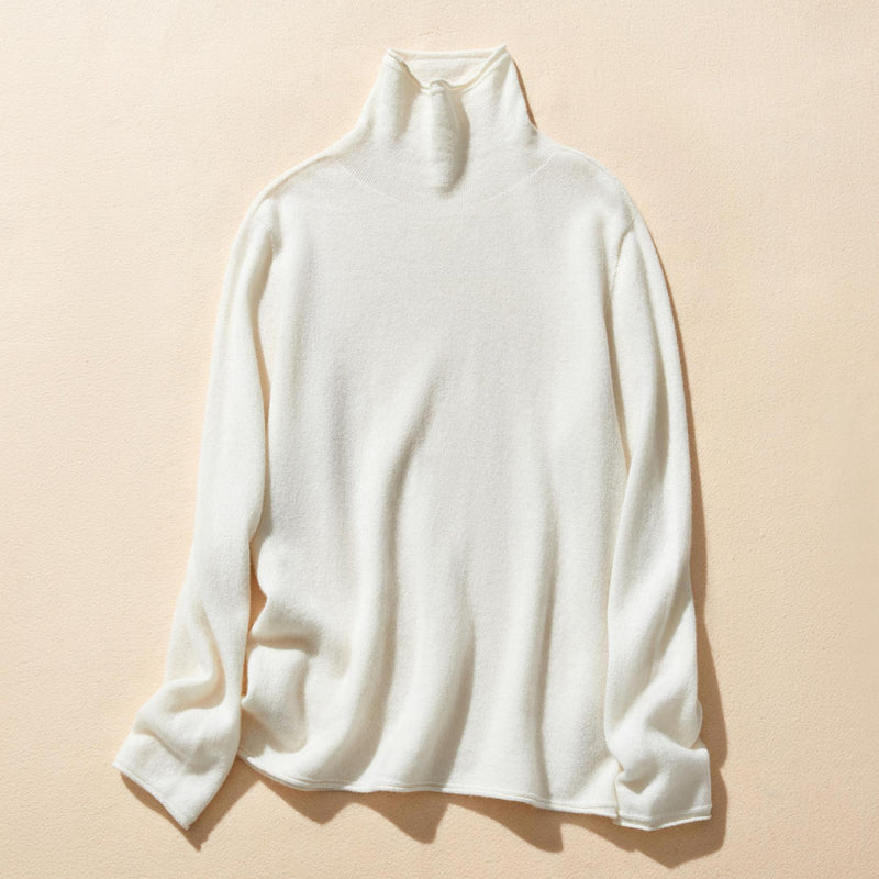 The ultimate comfort born from soft fibers. 100% cashmere high-neck knit 231109