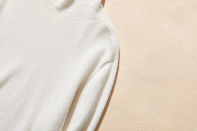 The ultimate comfort born from soft fibers. 100% cashmere high-neck knit 231109