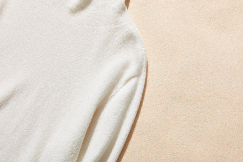 The ultimate comfort born from soft fibers. 100% cashmere high-neck knit 231109