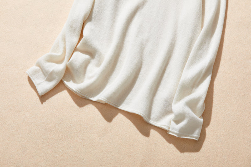 The ultimate comfort born from soft fibers. 100% cashmere high-neck knit 231109