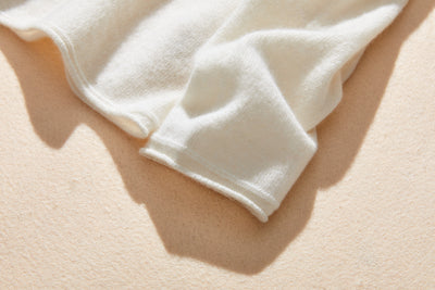 The ultimate comfort born from soft fibers. 100% cashmere high-neck knit 231109