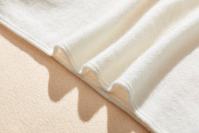 The ultimate comfort born from soft fibers. 100% cashmere high-neck knit 231109