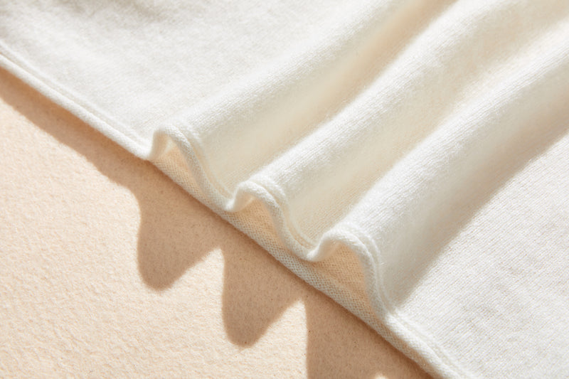 The ultimate comfort born from soft fibers. 100% cashmere high-neck knit 231109