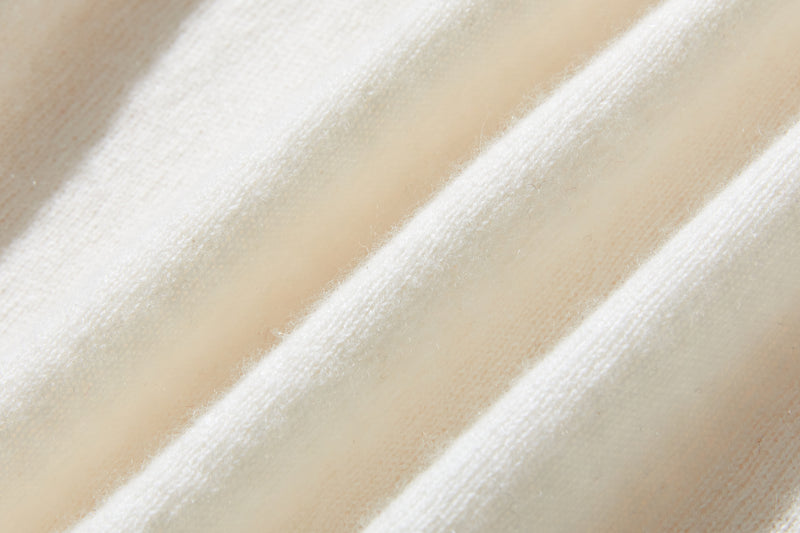 The ultimate comfort born from soft fibers. 100% cashmere high-neck knit 231109