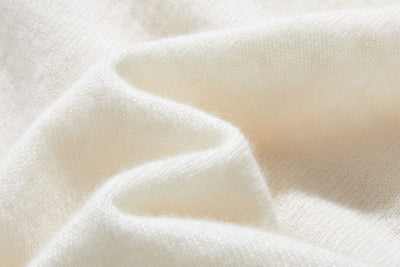 The ultimate comfort born from soft fibers. 100% cashmere high-neck knit 231109