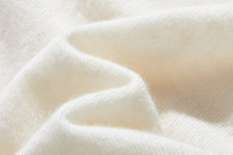 The ultimate comfort born from soft fibers. 100% cashmere high-neck knit 231109