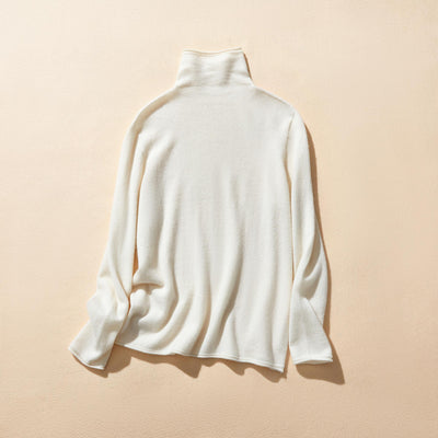 The ultimate comfort born from soft fibers. 100% cashmere high-neck knit 231109