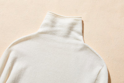 The ultimate comfort born from soft fibers. 100% cashmere high-neck knit 231109