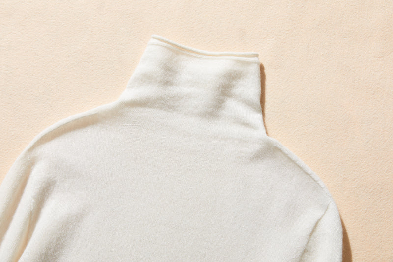 The ultimate comfort born from soft fibers. 100% cashmere high-neck knit 231109