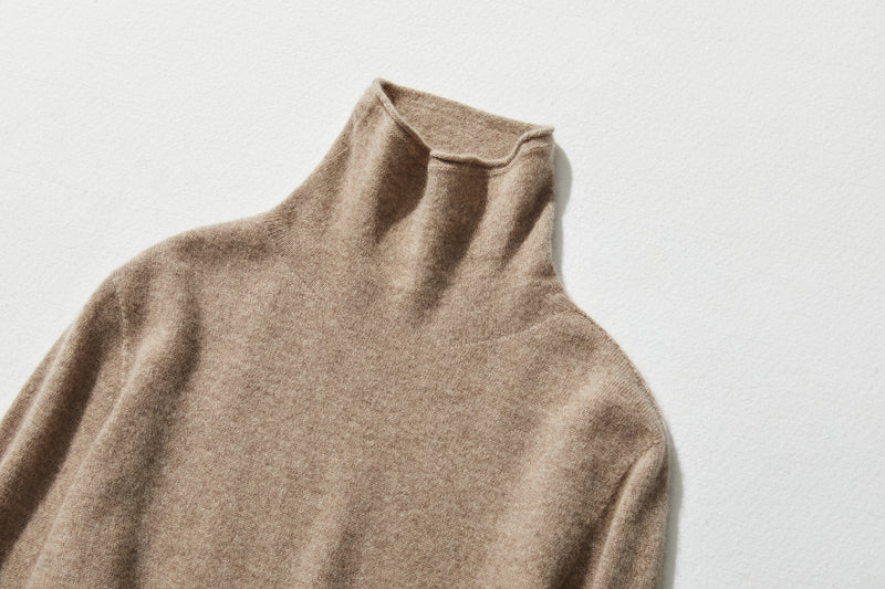 The ultimate comfort born from soft fibers. 100% cashmere high-neck knit 231109