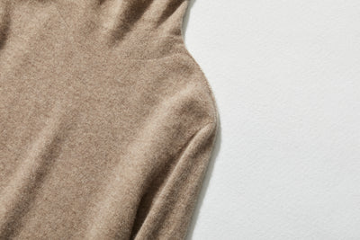 The ultimate comfort born from soft fibers. 100% cashmere high-neck knit 231109