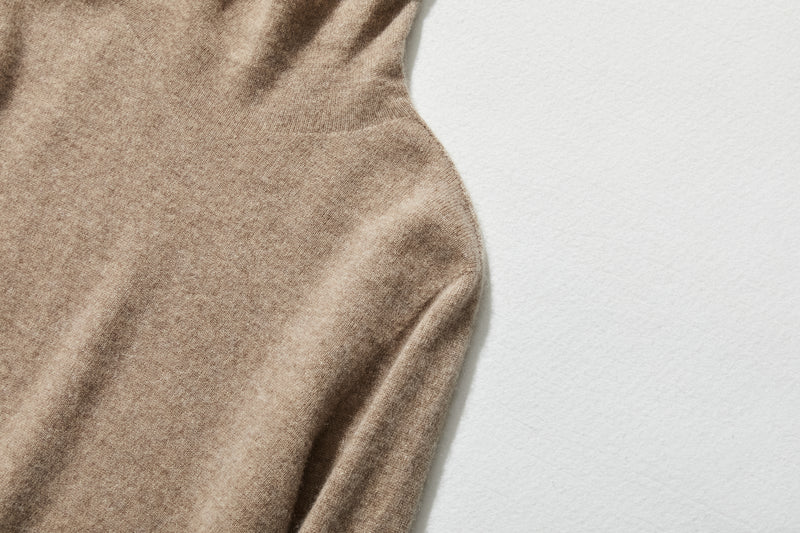 The ultimate comfort born from soft fibers. 100% cashmere high-neck knit 231109