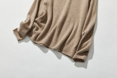 The ultimate comfort born from soft fibers. 100% cashmere high-neck knit 231109