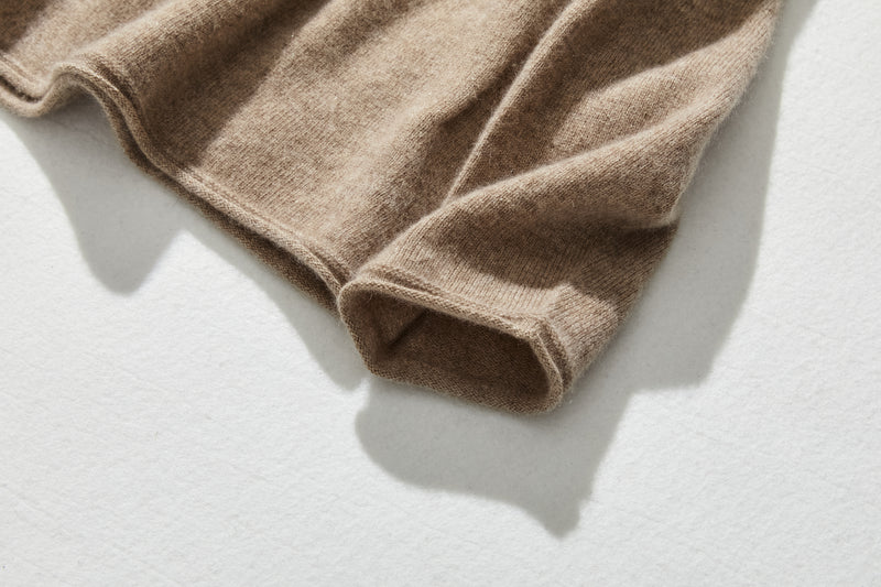 The ultimate comfort born from soft fibers. 100% cashmere high-neck knit 231109