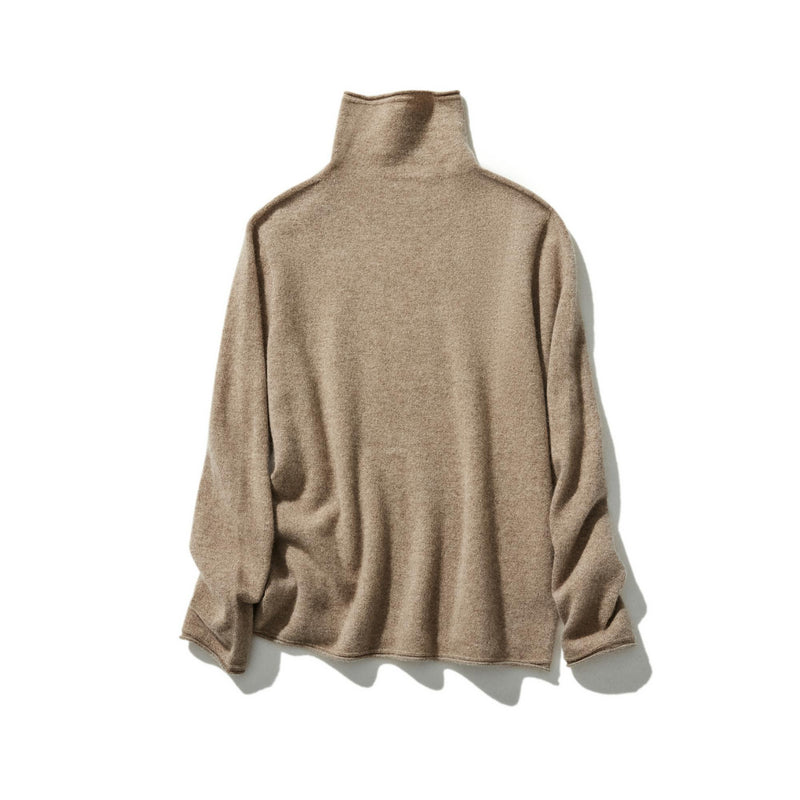 The ultimate comfort born from soft fibers. 100% cashmere high-neck knit 231109