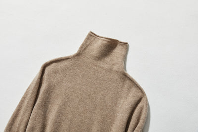 The ultimate comfort born from soft fibers. 100% cashmere high-neck knit 231109