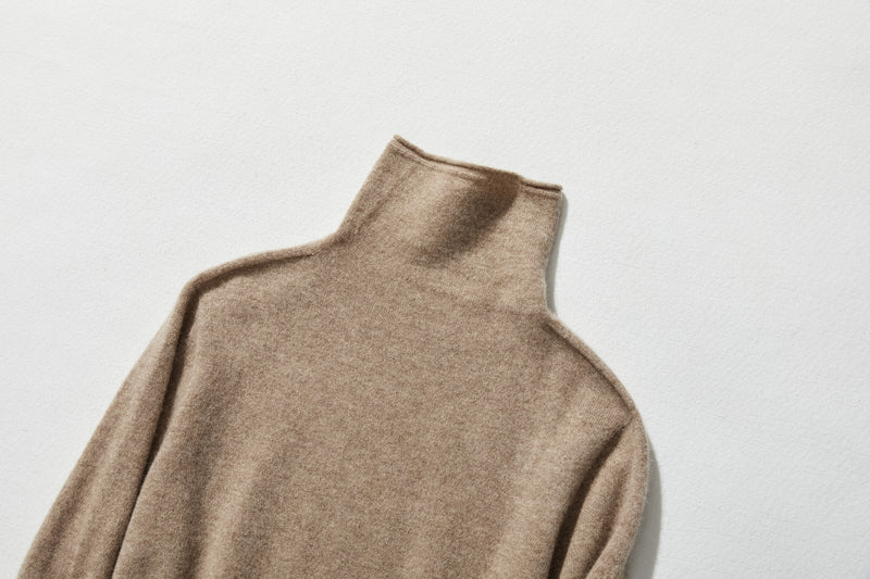 The ultimate comfort born from soft fibers. 100% cashmere high-neck knit 231109