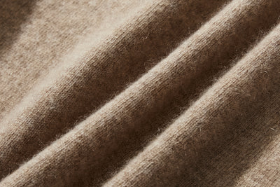 The ultimate comfort born from soft fibers. 100% cashmere high-neck knit 231109